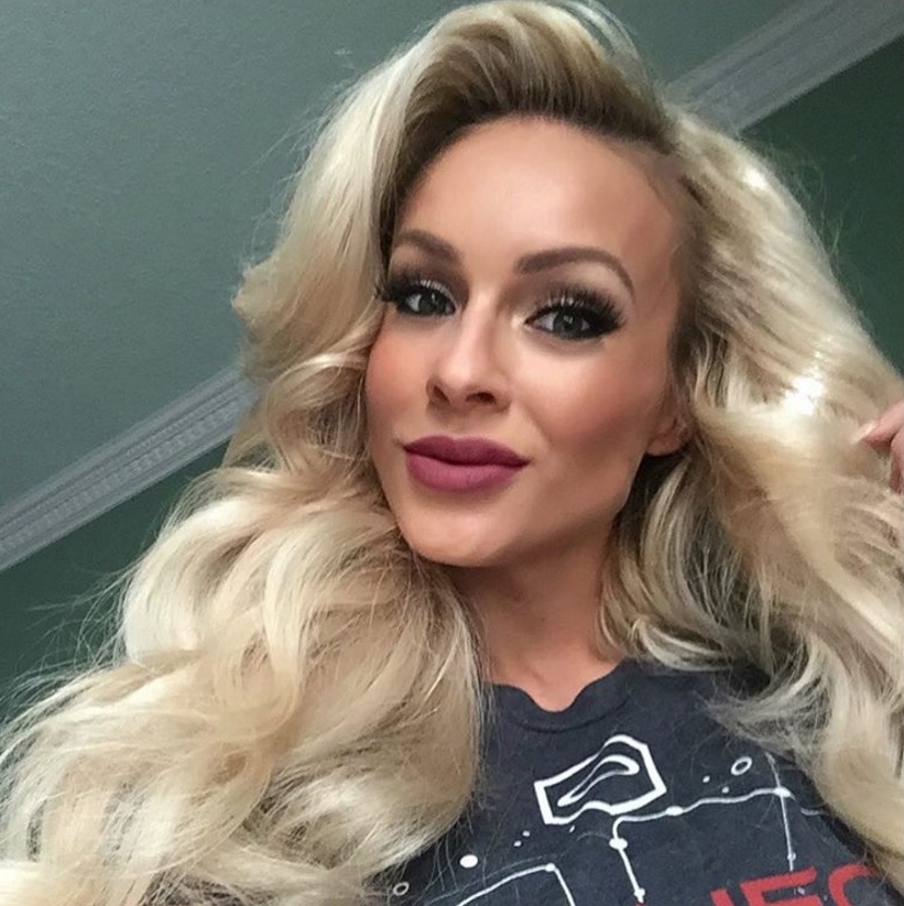 Noemi Olah taking a selfie