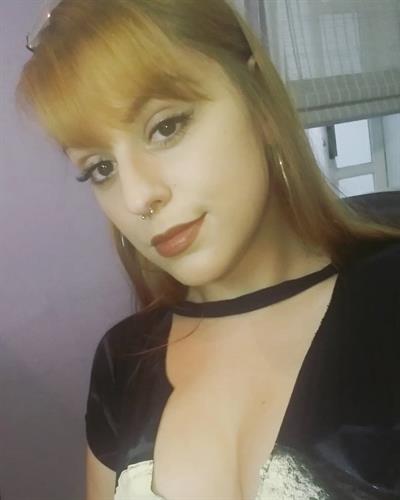 Thábata Cardoso taking a selfie