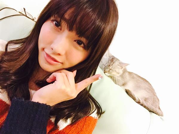 Anna Konno taking a selfie