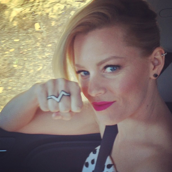 Elizabeth Banks taking a selfie