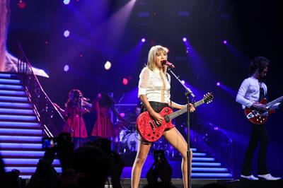 Taylor Swift  Red  Tour - Concert at the Staples Center in Los Angeles - August 19, 2013 