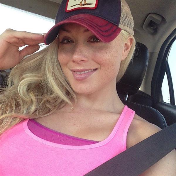 Dianna Dahlgren taking a selfie