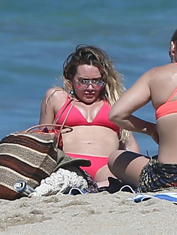 Hilary Duff sexy bikini pics