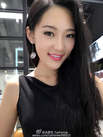 Guan Siyu taking a selfie