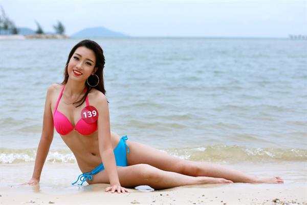 Đỗ Mỹ Linh in a bikini