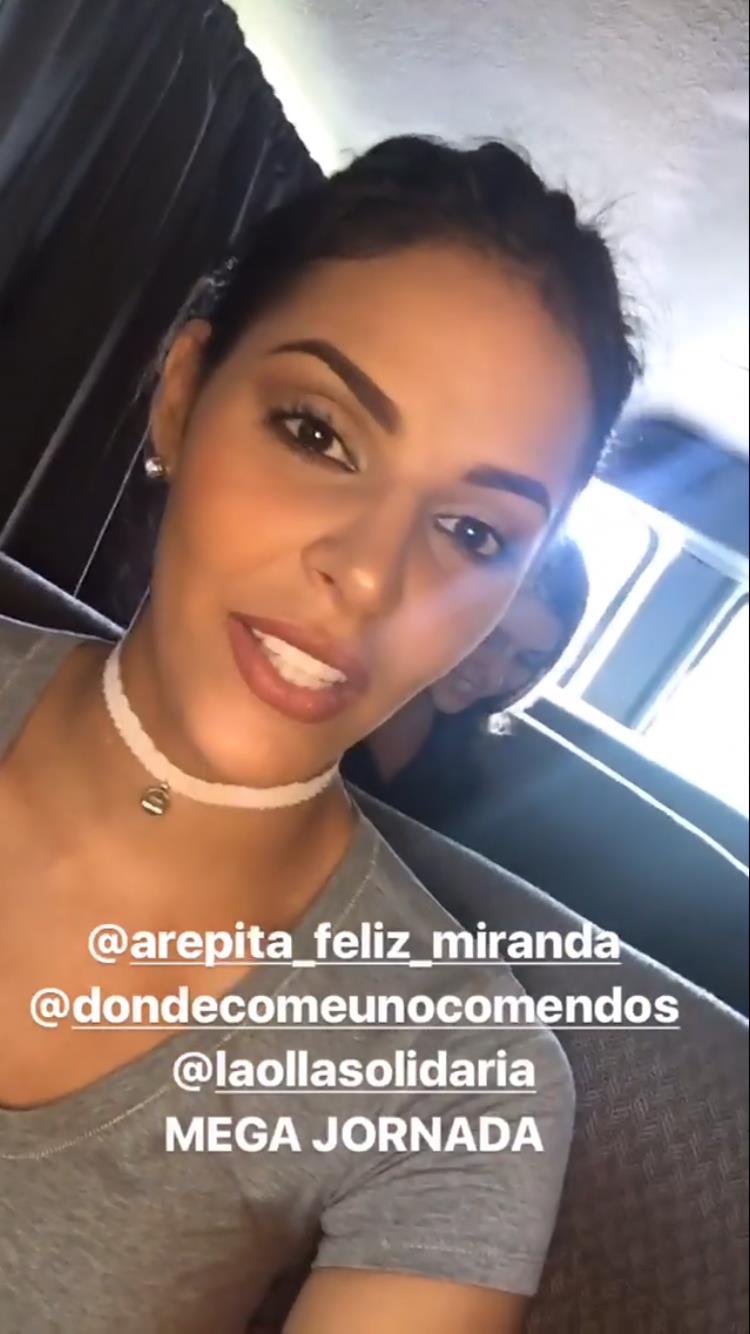 Keysi Sayago taking a selfie