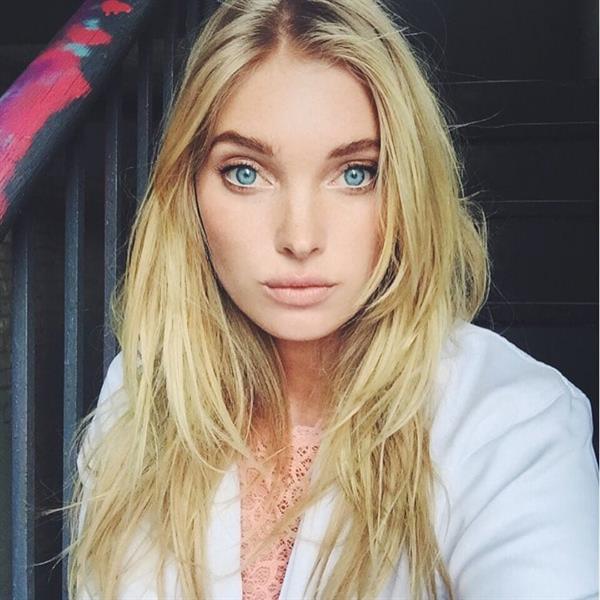 Elsa Hosk taking a selfie