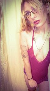 I'm a quirky lil cam girl and I want to get to know you. If you wanna keep up with me follow me @alice_ttlg