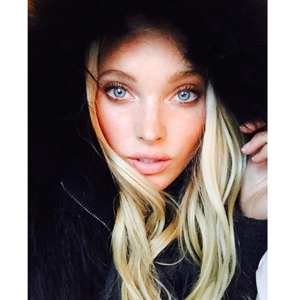 Elsa Hosk taking a selfie