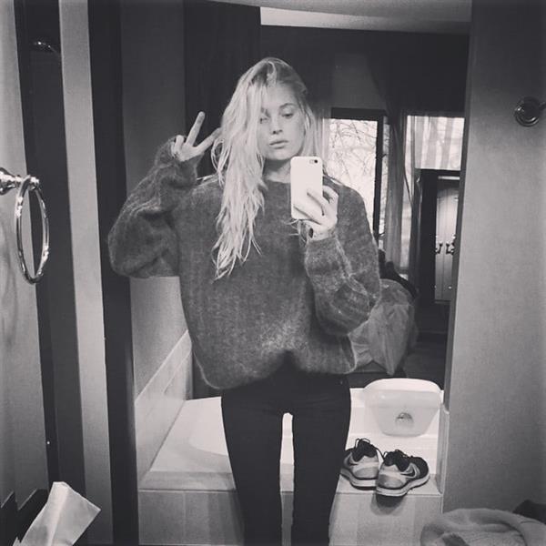 Elsa Hosk taking a selfie