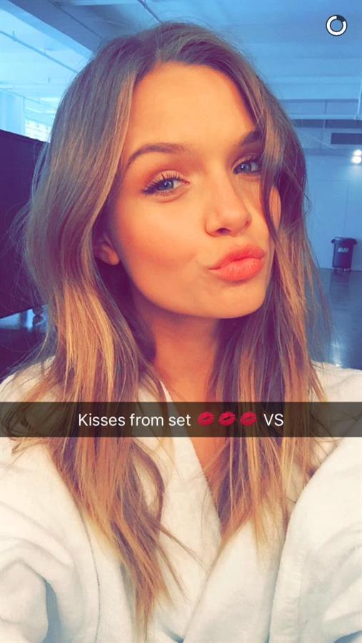 Josephine Skriver taking a selfie