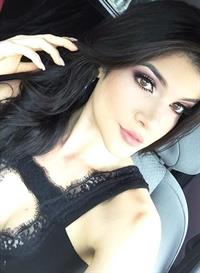 Daniela Cepeda taking a selfie