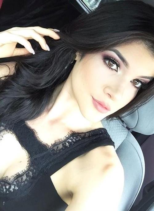 Daniela Cepeda taking a selfie