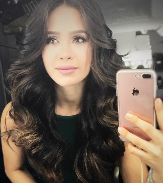 Danna Hernández taking a selfie