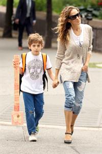 Sarah Jessica Parker Takes her children to school in New York City (May 23, 2013) 