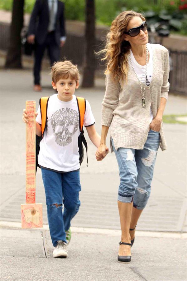 Sarah Jessica Parker Takes her children to school in New York City (May 23, 2013) 