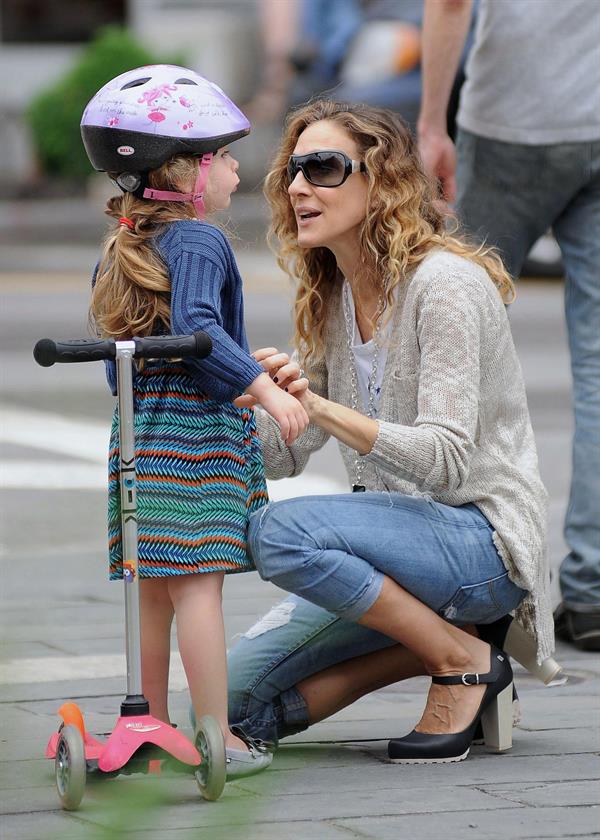 Sarah Jessica Parker Takes her children to school in New York City (May 23, 2013) 