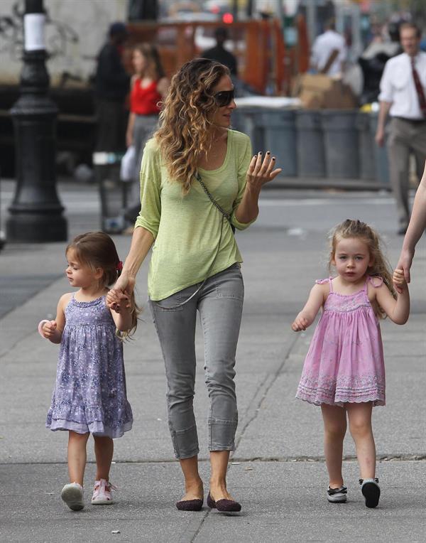 Sarah Jessica Parker Takes a stroll with her twins around the West Village in New York City (May 21, 2013) 