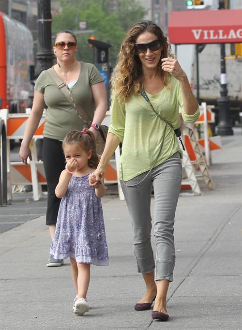 Sarah Jessica Parker Takes a stroll with her twins around the West Village in New York City (May 21, 2013) 