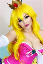 Hidori Rose in lingerie taking a selfie