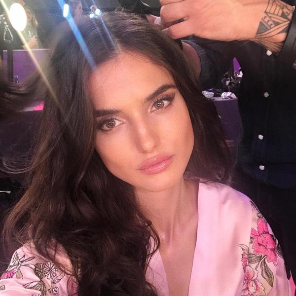 Blanca Padilla taking a selfie