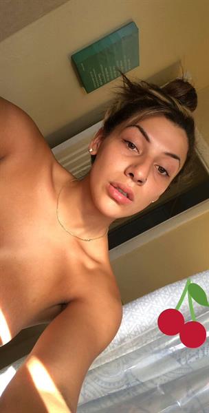 Valentina Jewels taking a selfie
