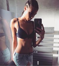 Cindy Bruna taking a selfie