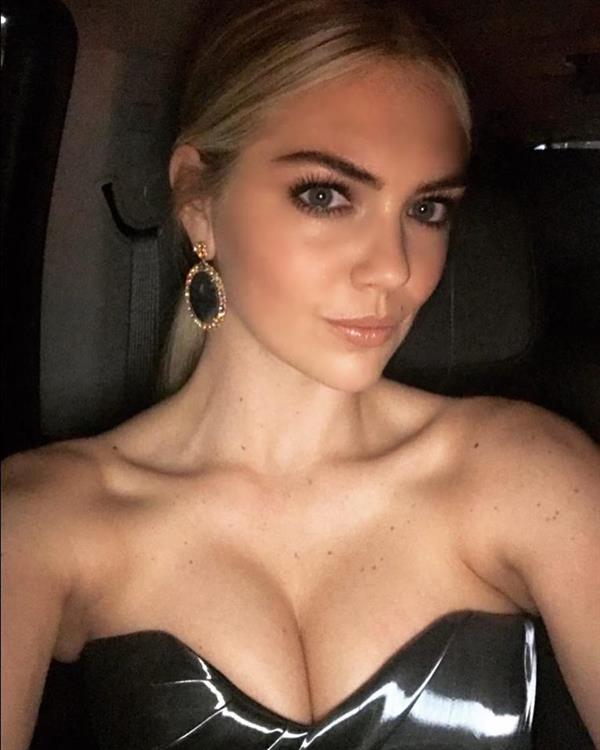 Kate Upton taking a selfie