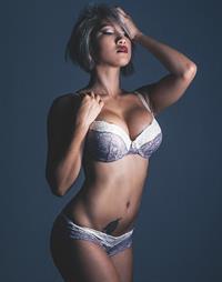 Mhaye Monti in lingerie