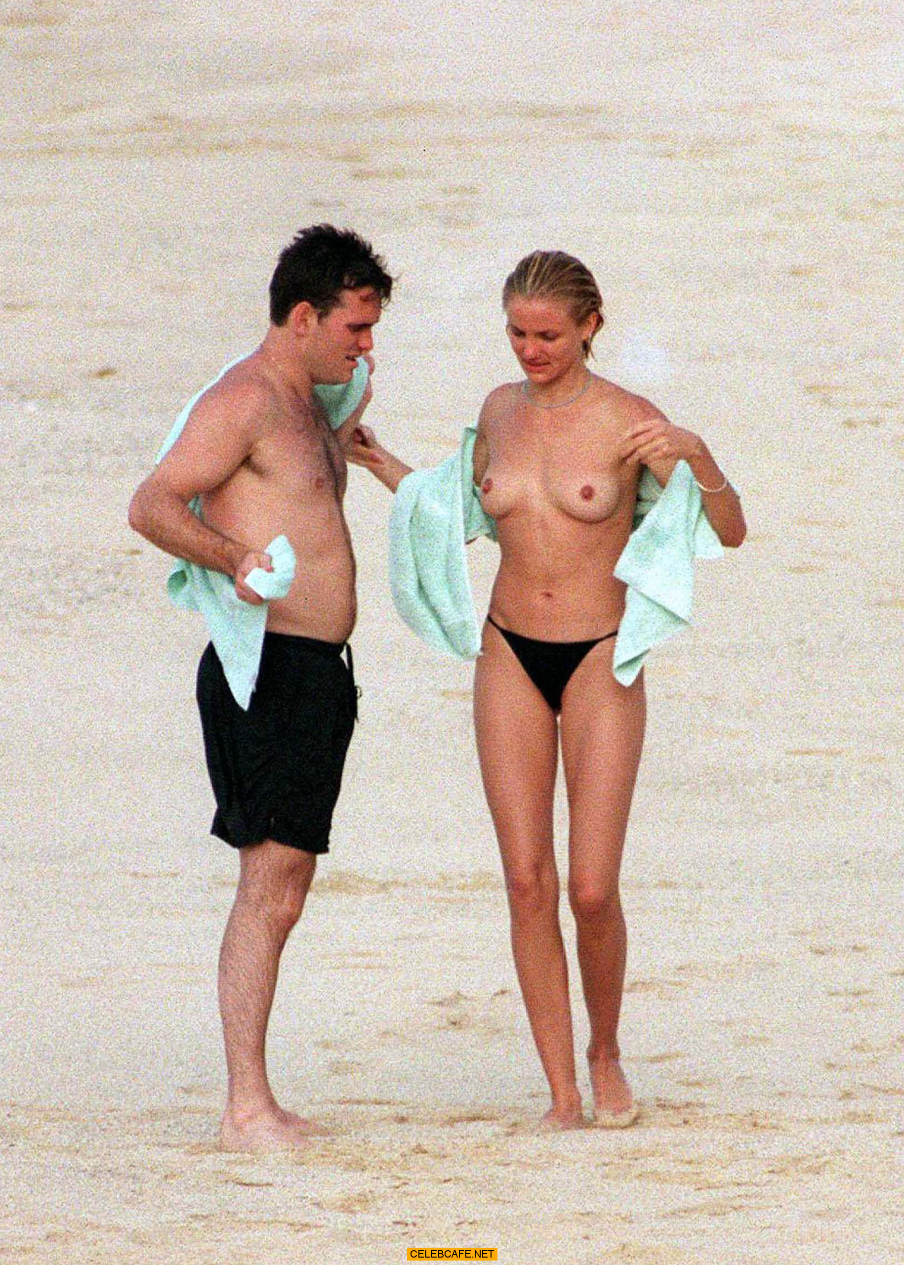 Cameron Diaz Topless @ the Beach. Rating = 7.06/10