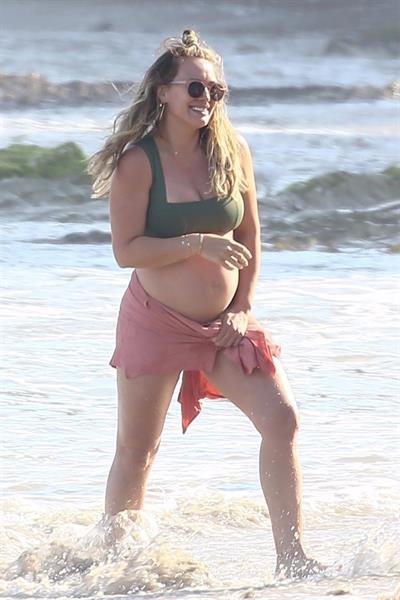 Hilary Duff pregnant in a bikini