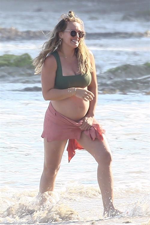 Hilary Duff Bikini Pictures Hilary Duff pregnant in a bikini