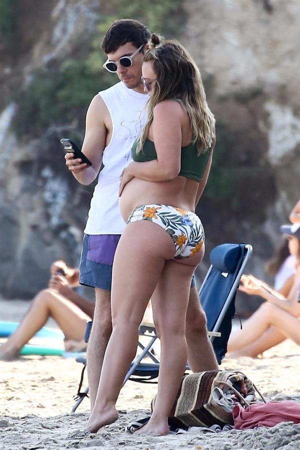 Hilary Duff pregnant in a bikini