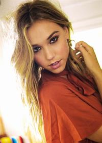 Alexis Ren