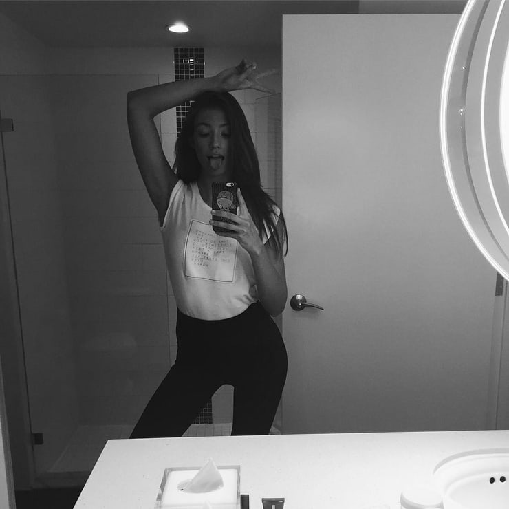 Lorena Rae taking a selfie