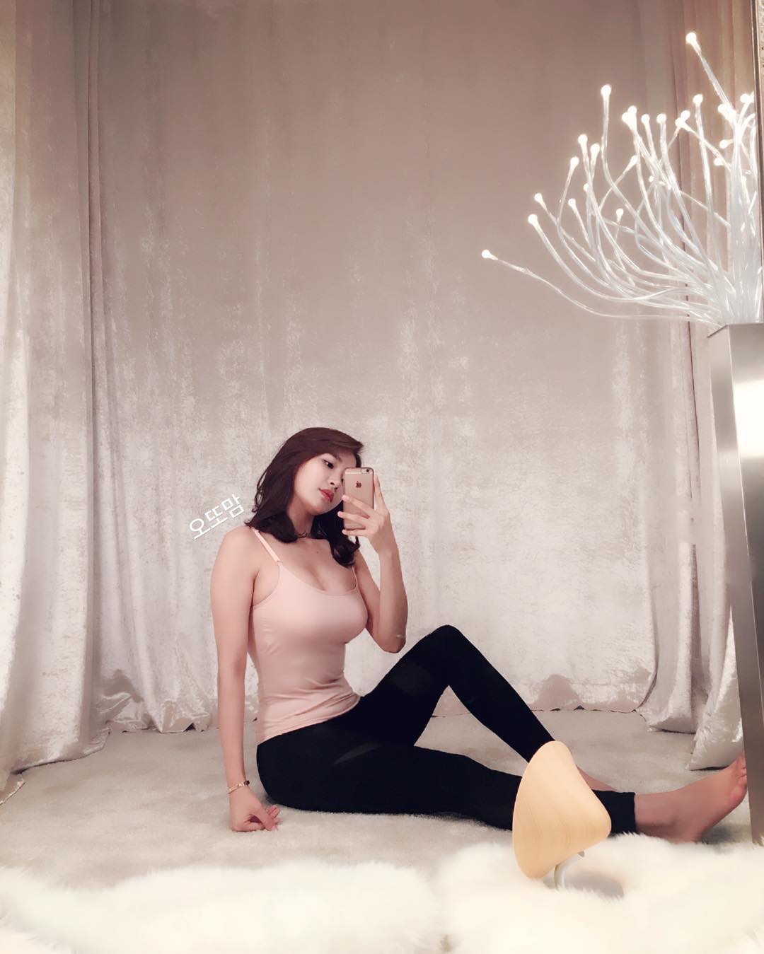 ohttomom taking a selfie