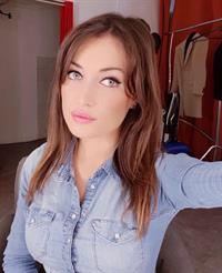 Elsa Esnoult taking a selfie