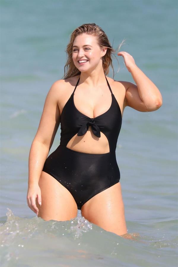 Iskra Lawrence in a swimsuit on Miami beach doing a photoshoot for Aerie on 11/26/2018