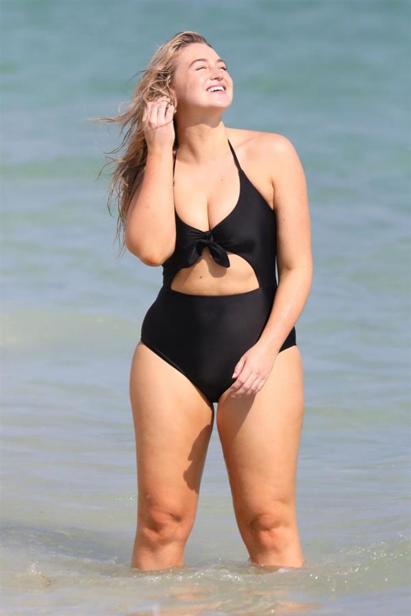 Iskra Lawrence in a swimsuit on Miami beach doing a photoshoot for Aerie on 11/26/2018