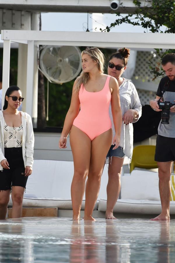 Iskra Lawrence in a swimsuit on Miami beach doing a photoshoot for Aerie on 11/26/2018