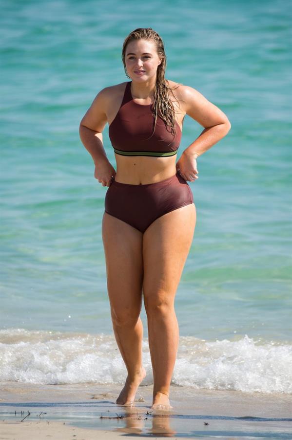 Iskra Lawrence in a swimsuit on Miami beach doing a photoshoot for Aerie on 11/26/2018