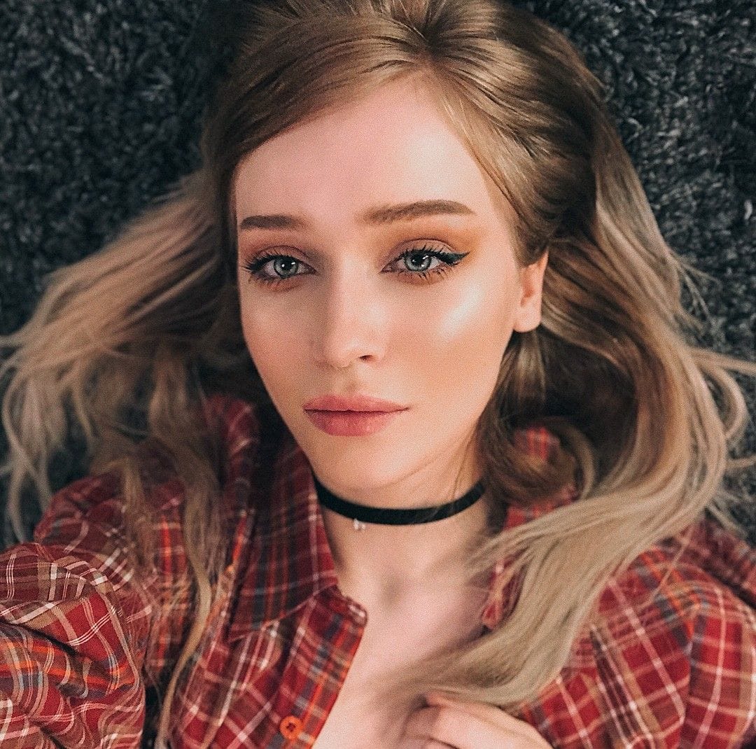 Alberta Berlin taking a selfie