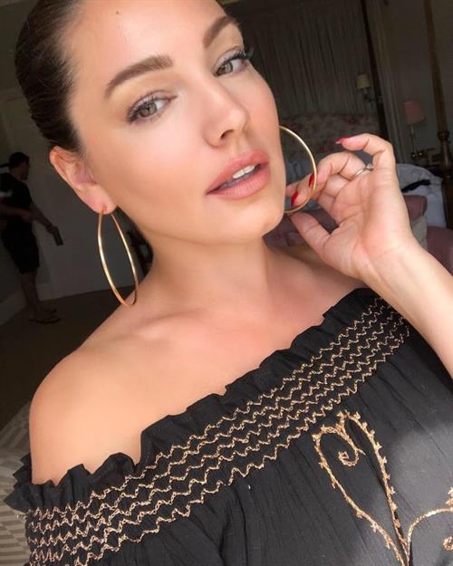 Kelly Brook taking a selfie