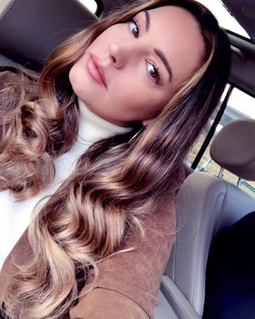 Kelly Brook taking a selfie