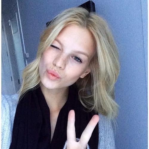 Nadine Leopold taking a selfie