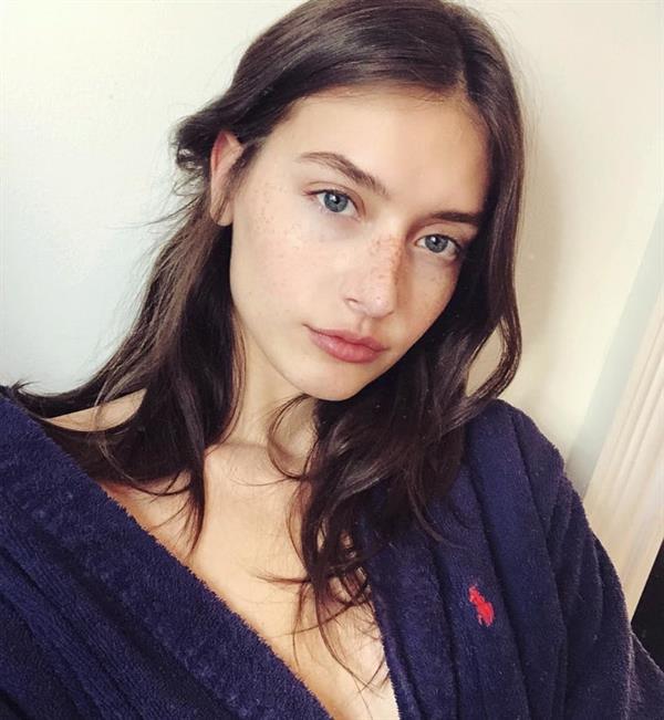 Jessica Clements taking a selfie