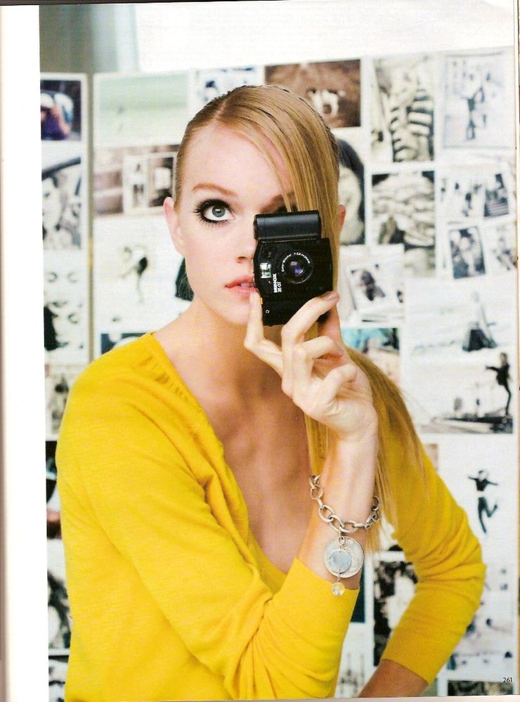 Lindsay Ellingson taking a selfie