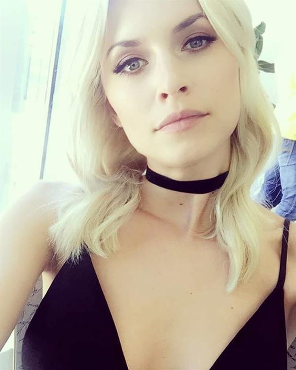 Lena Gercke taking a selfie