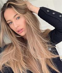 Mathilde Gøhler taking a selfie