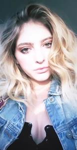 Willow Shields taking a selfie